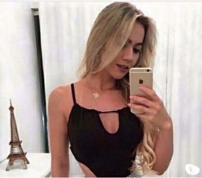 Bella fille reçoit 